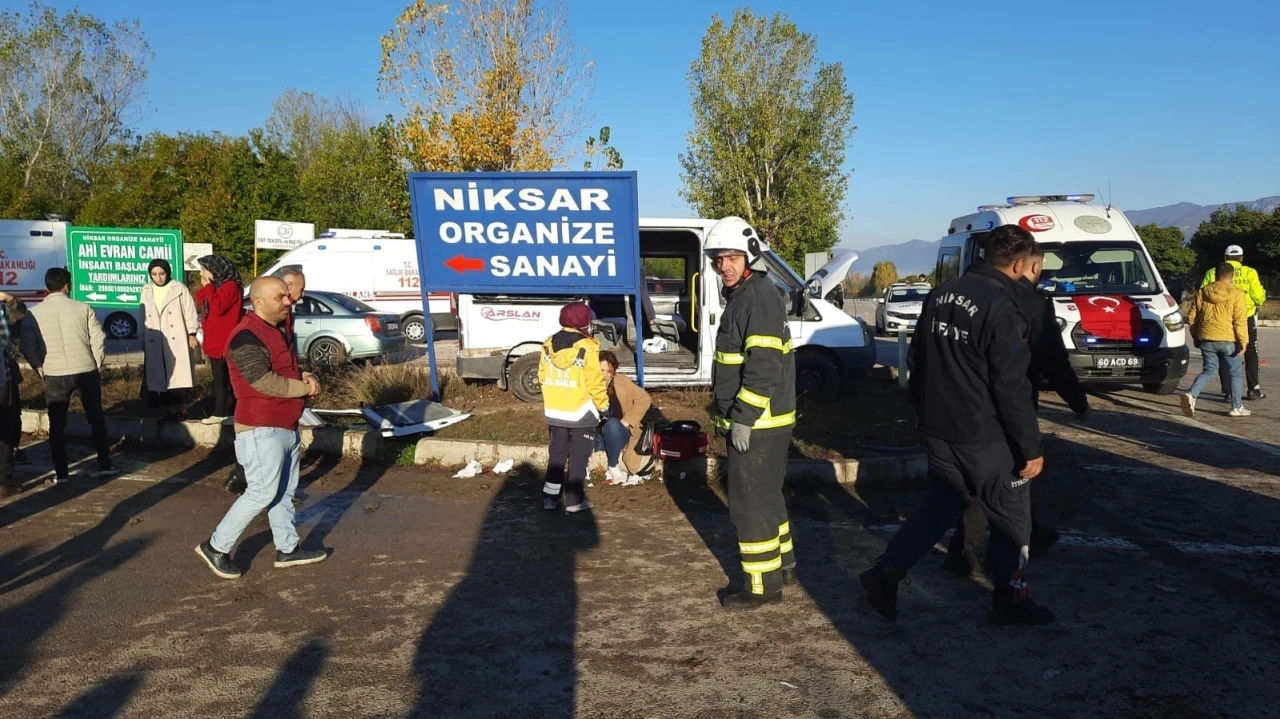 Tokat’ta iki işçi servisi çarpıştı: 10 yaralı
