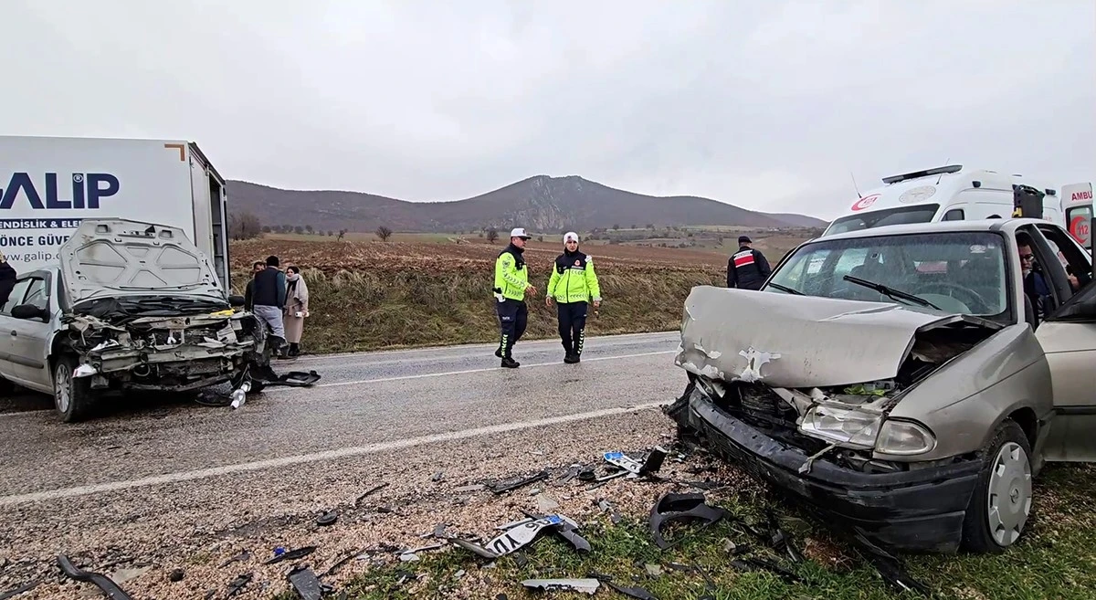 Tokat&rsquo;ta iki otomobil kafa kafaya &ccedil;arpıştı: 1&rsquo;i ağır 7 yaralı
