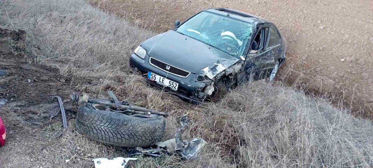 Tokat&rsquo;ta iki otomobil kafa kafaya &ccedil;arpıştı: 3 yaralı
