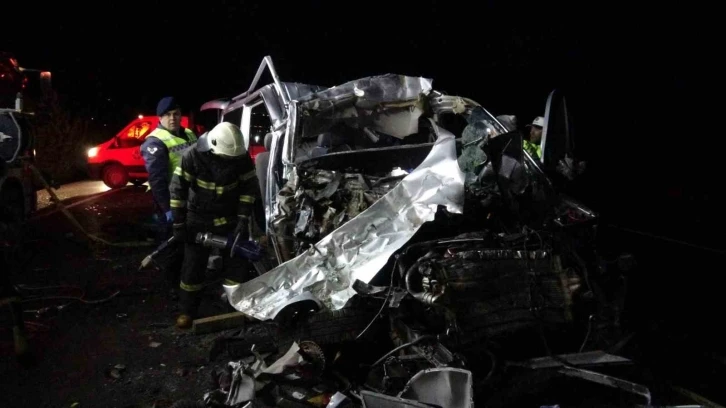 Tokat’ta minibüs kamyona arkadan çarptı: 5 ölü
