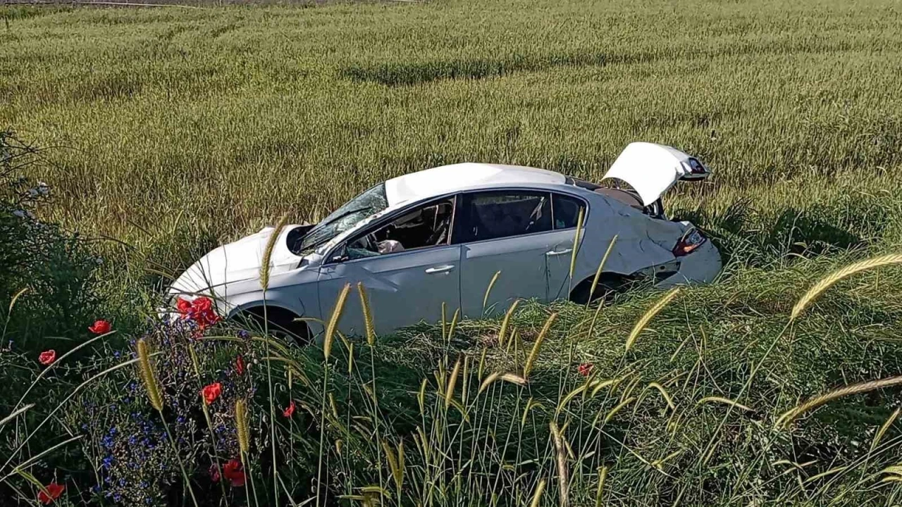 Tokat&rsquo;ta otomobil ile &ccedil;arpışan trakt&ouml;r ikiye b&ouml;l&uuml;nd&uuml;: 2 yaralı
