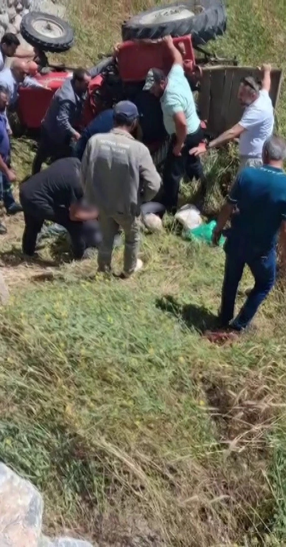 Tokat&rsquo;ta otomobille &ccedil;arpışan trakt&ouml;r şarampole devrildi: 1 &ouml;l&uuml;
