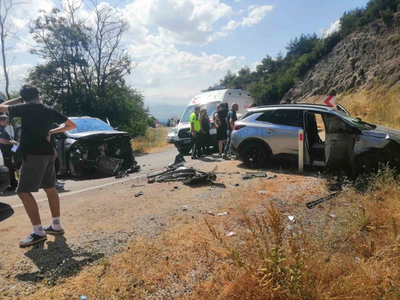 Tokat&rsquo;ta otomobiller kafa kafaya &ccedil;arpıştı: 10 yaralı
