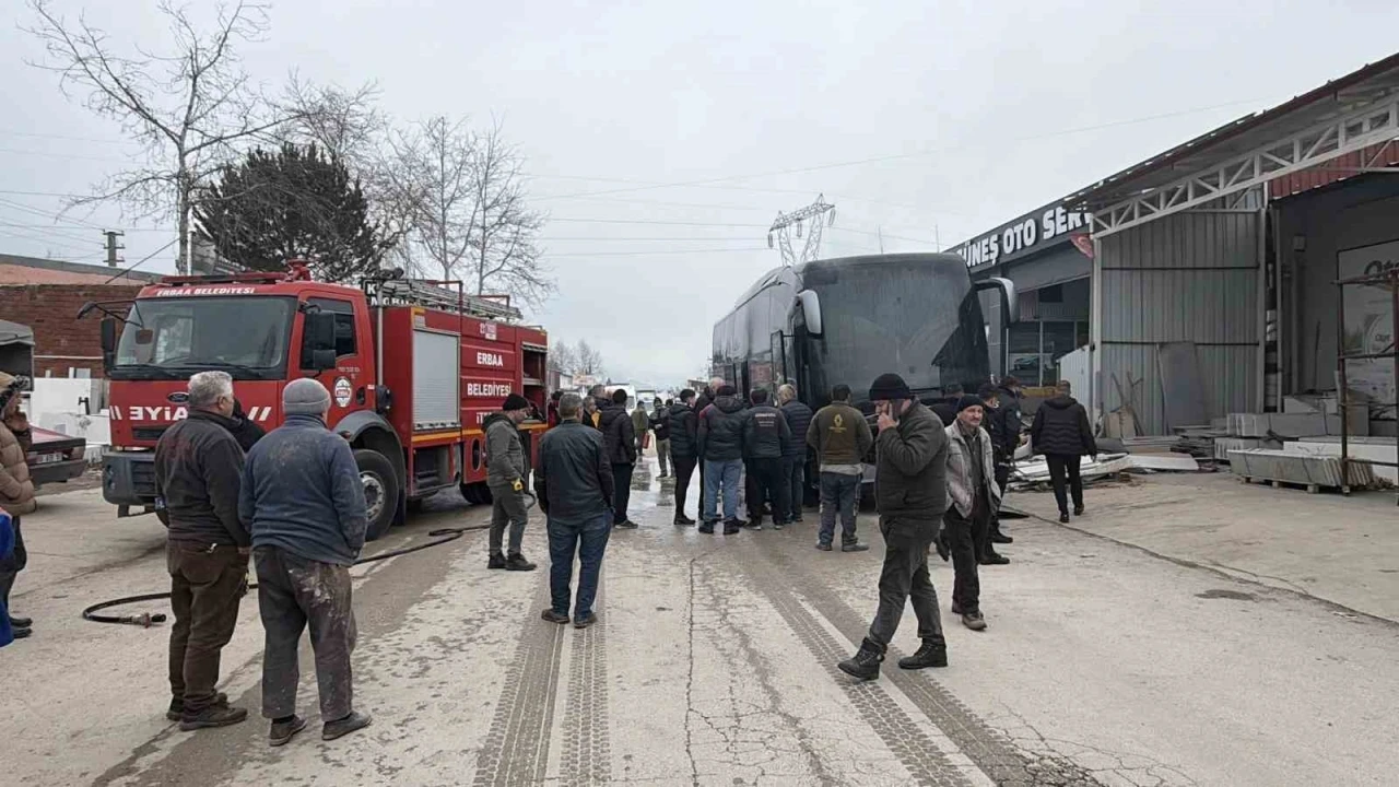 Tokat&rsquo;ta park halindeki otob&uuml;s alev aldı

