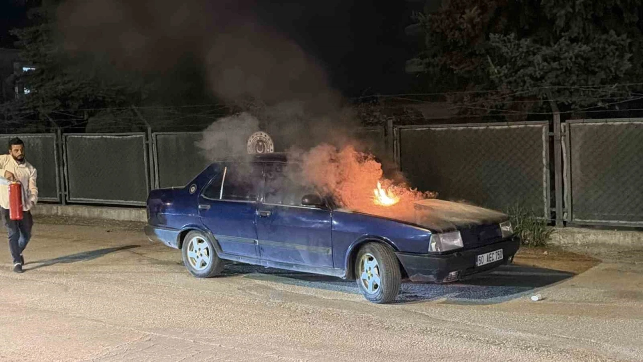 Tokat&rsquo;ta park halindeki otomobilde yangın &ccedil;ıktı
