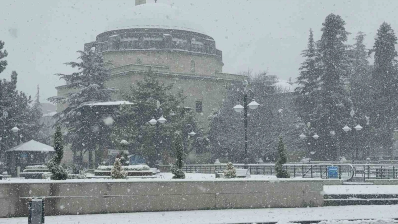 Tokat&rsquo;ta yeni yılın ilk karı etkili oldu
