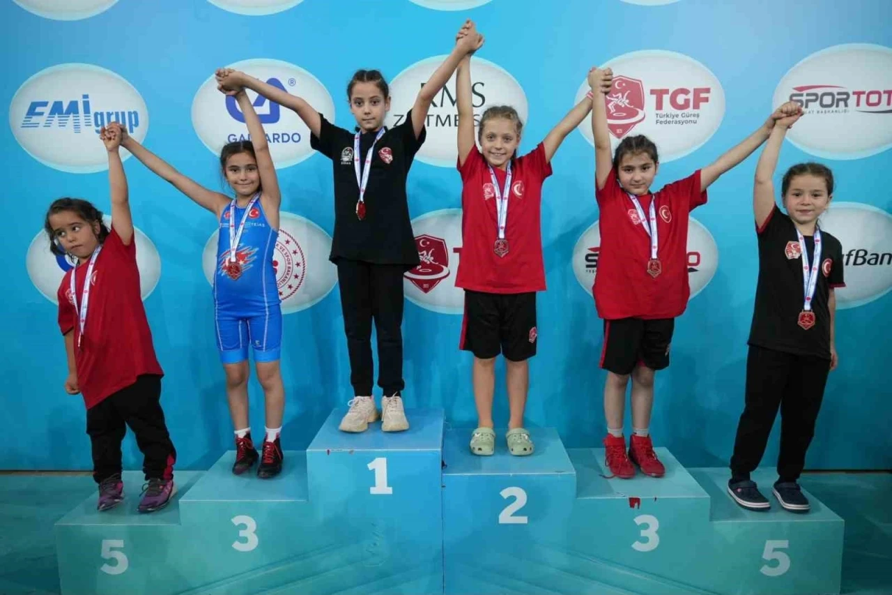 Tokatlı minik g&uuml;reş&ccedil;iler, T&uuml;rkiye Şampiyonası&rsquo;ndan 5 madalyayla d&ouml;nd&uuml;
