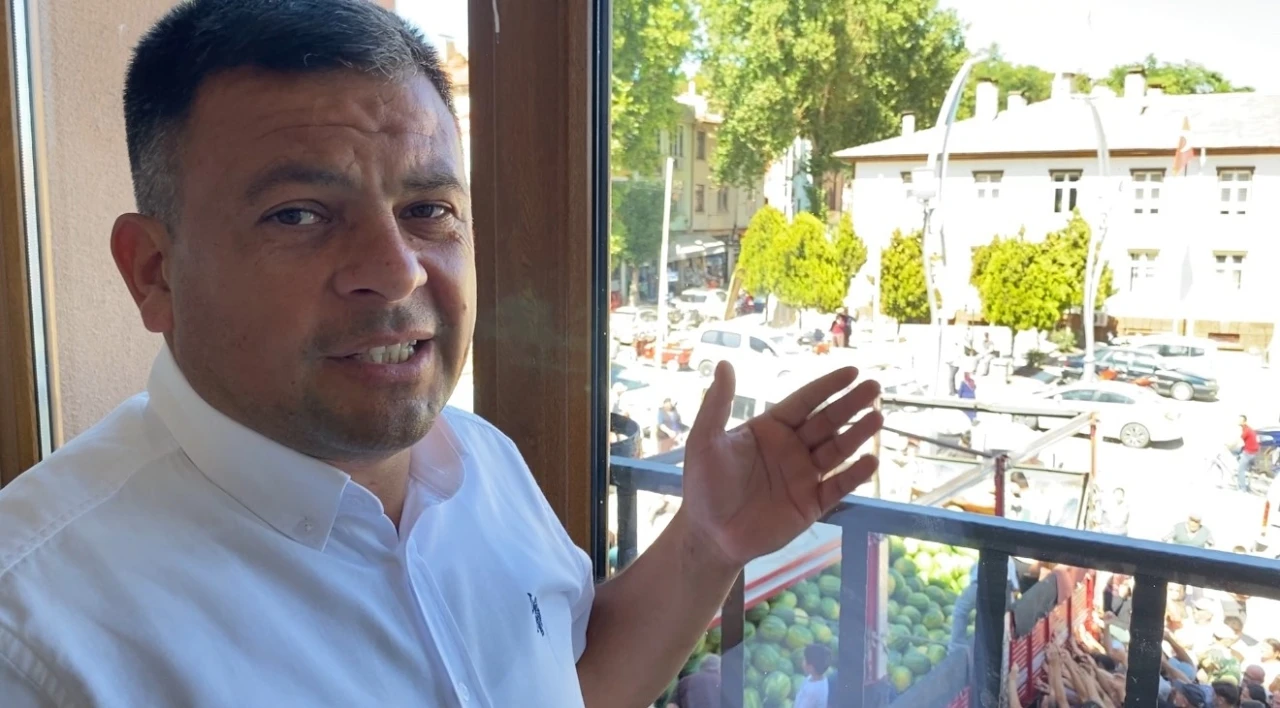 Tokatlı üreticiden halka ikram karpuzlar yarım saatte bitti
