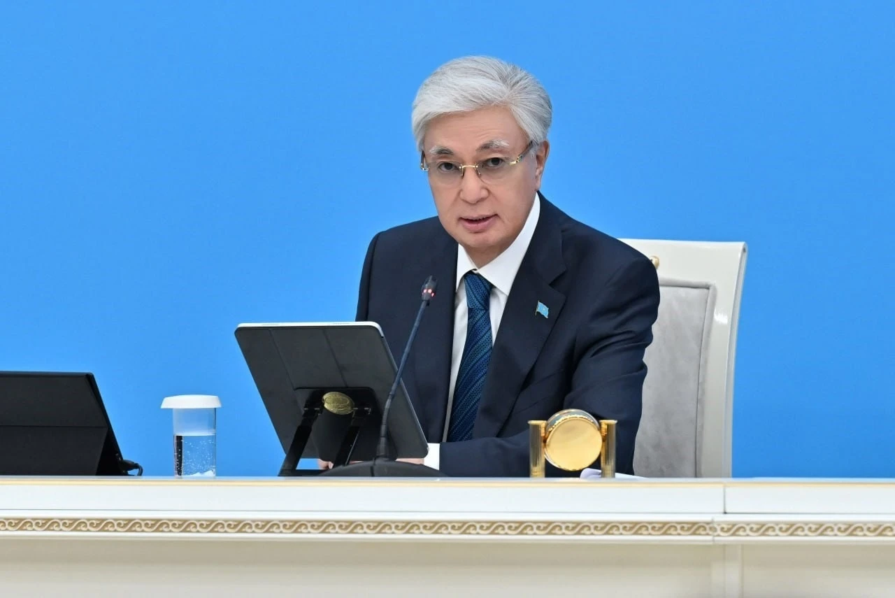 Tokayev, yeni Anayasa h&uuml;k&uuml;mlerini uygulamaya koyacak yasaları imzaladı
