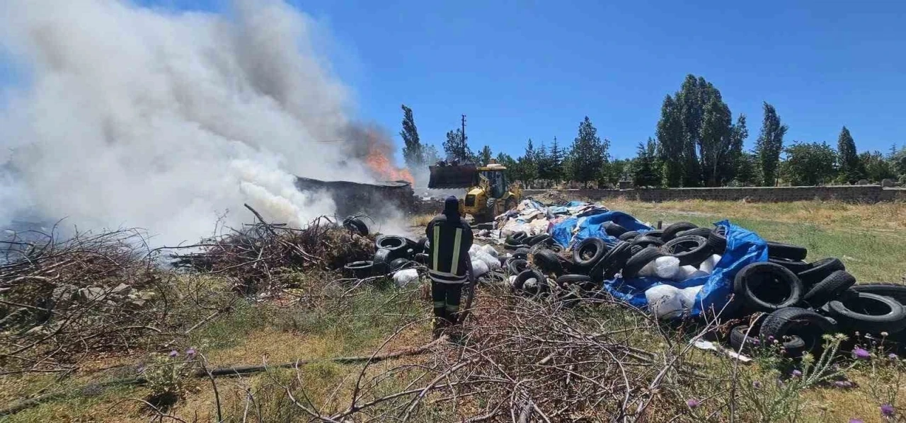 Tomarza&rsquo;da lastik yangını ekiplerin hızlı m&uuml;dahalesi ile s&ouml;nd&uuml;r&uuml;ld&uuml;
