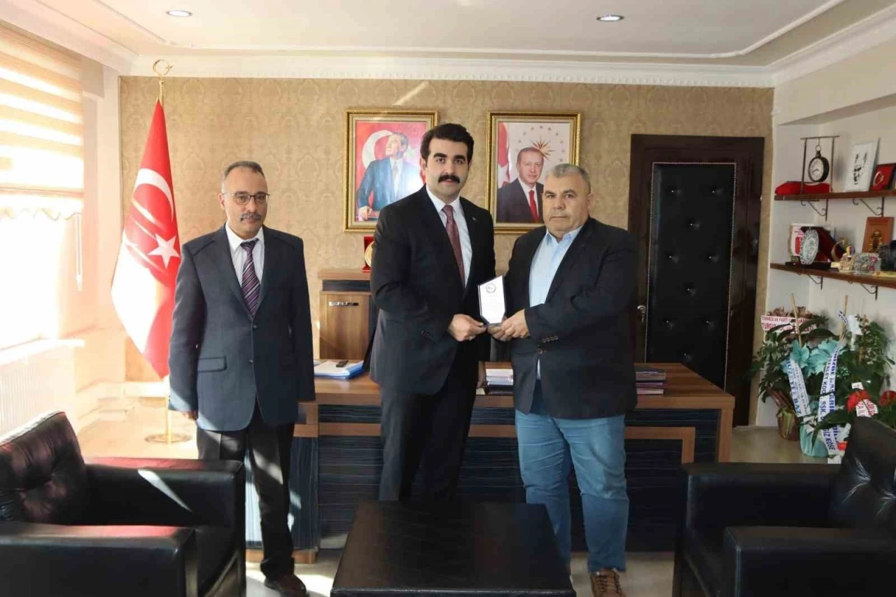 Tomarza&rsquo;da vergi dairesi b&uuml;nyesinde 41 yıl g&ouml;rev yapan memura kaymakamdan plaket
