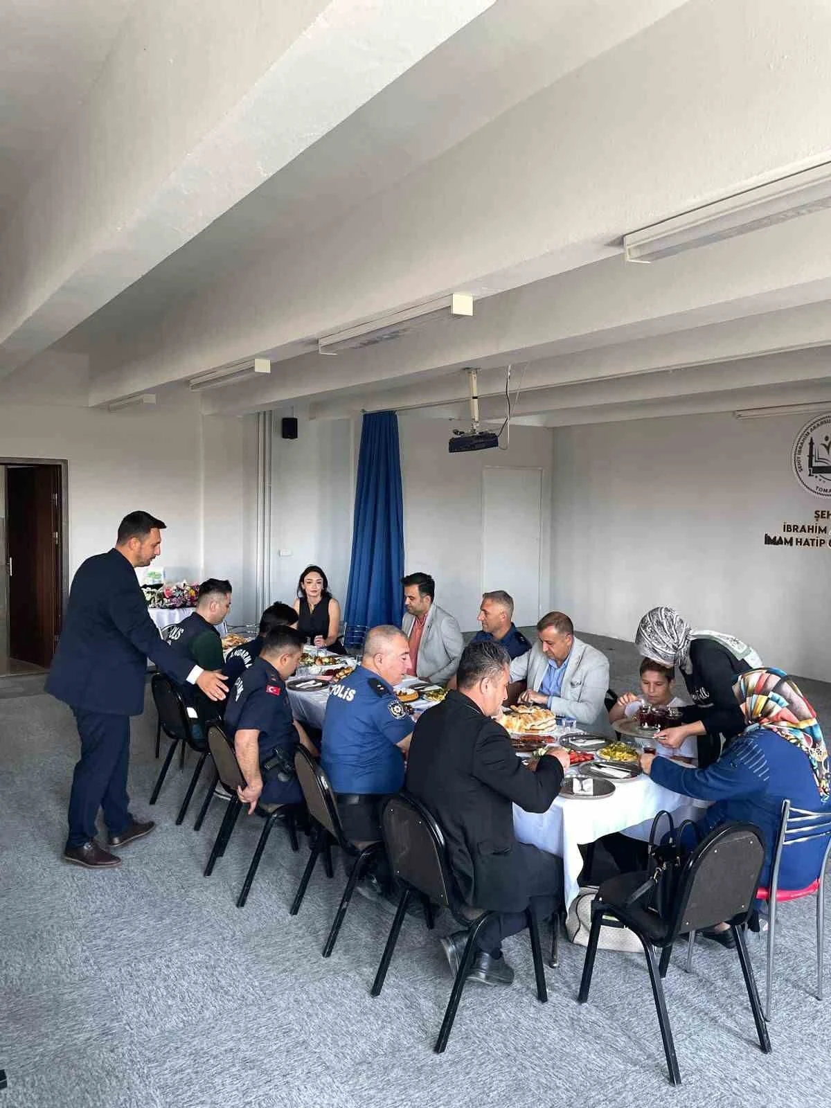 Tomarzalı şehidin ailesi isminin verildiği okulda ağırlandı
