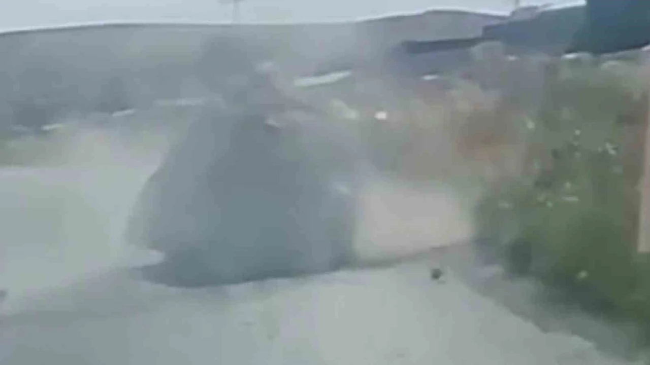 Tonlarca ağırlıktaki mermer bloğun altında ezilmekten saniyelerle kurtuldu

