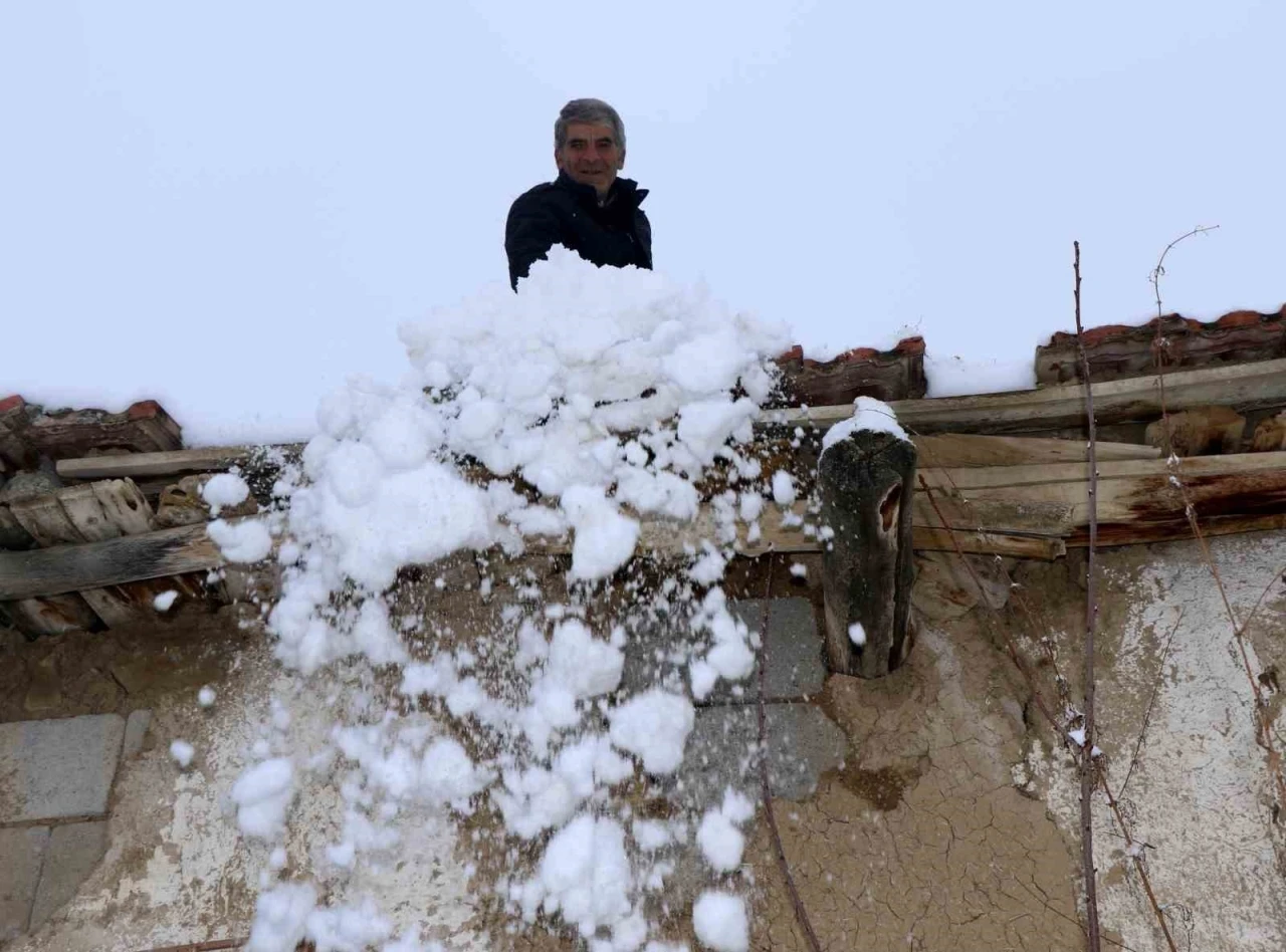 Toprak damlı evlerde yaşayan vatandaşlar baca k&uuml;reme işine koyuldu
