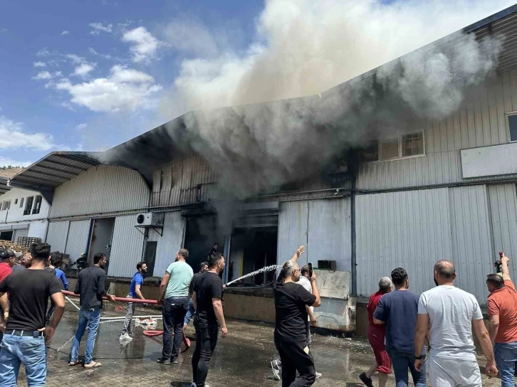 Toptancı Hali’nde çıkan yangın söndürüldü