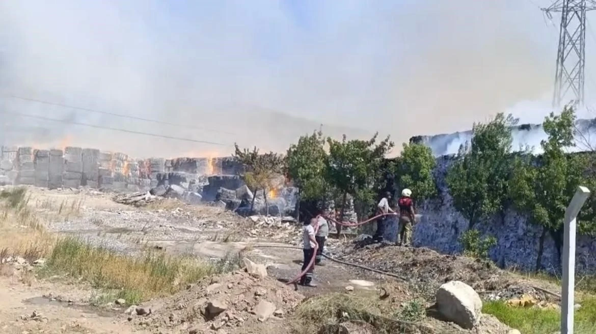 Torbalı’da kağıt fabrikasındaki yangına müdahale sürüyor
