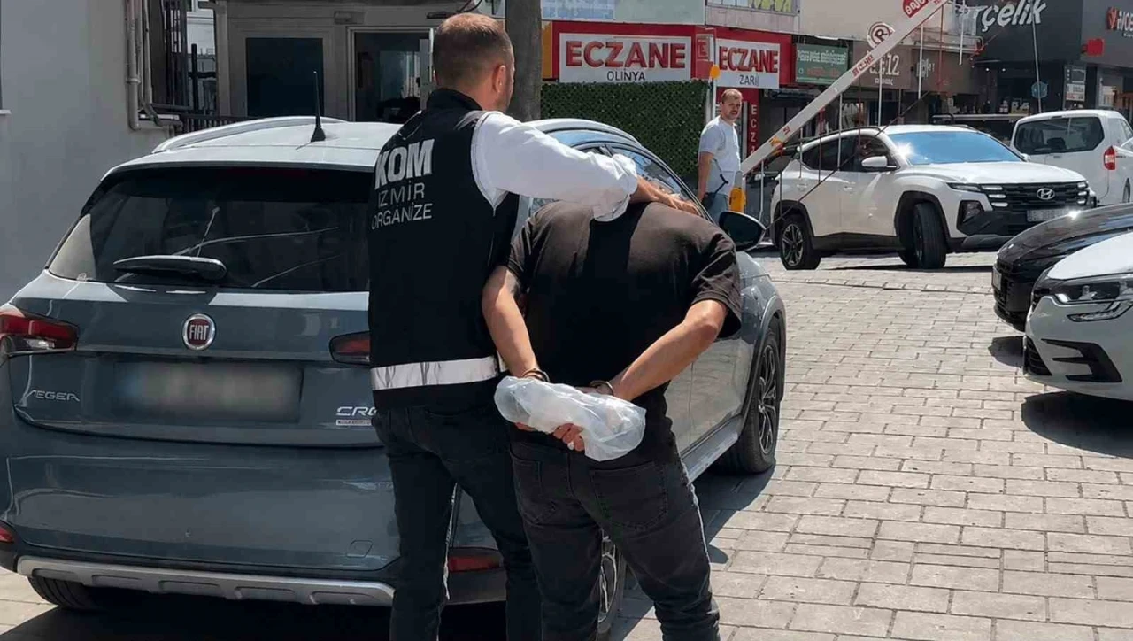 Torbalı&rsquo;da oto galeriyi kurşunlayan 2 ş&uuml;pheli tutuklandı
