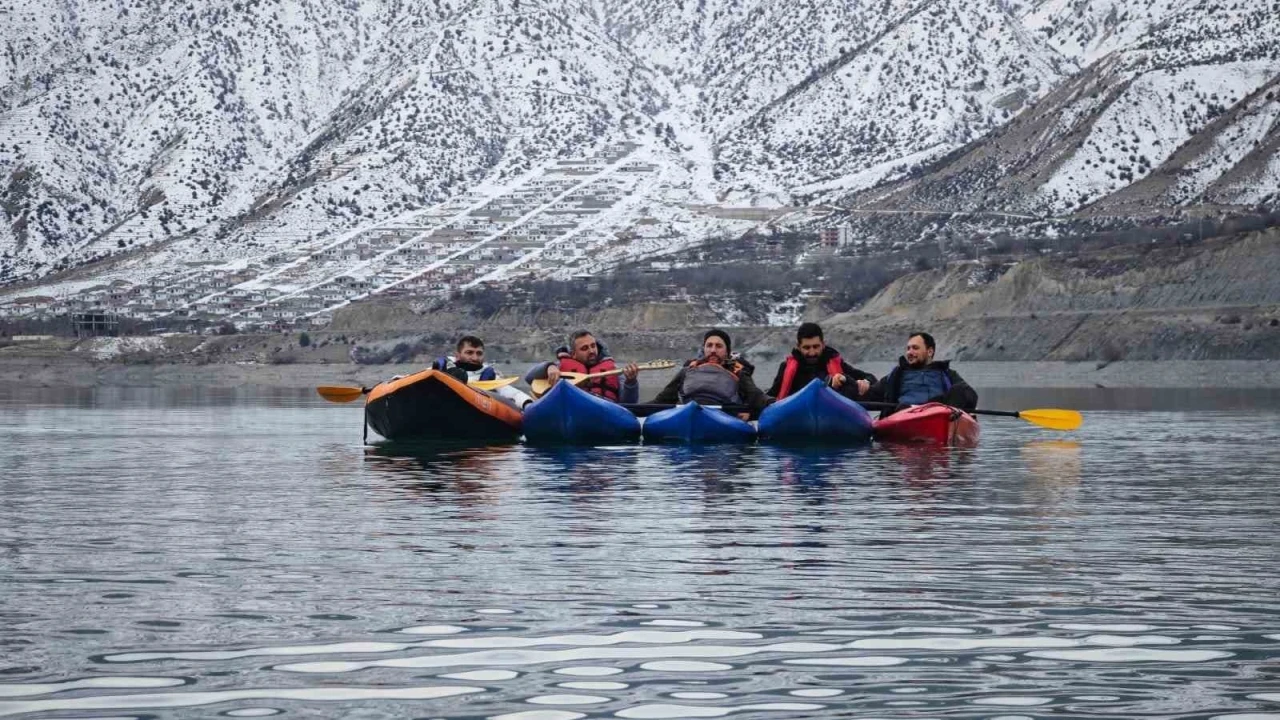 Tortum G&ouml;l&uuml;&rsquo;nde kano &uuml;zerinde sazlı s&ouml;zl&uuml; eğlence
