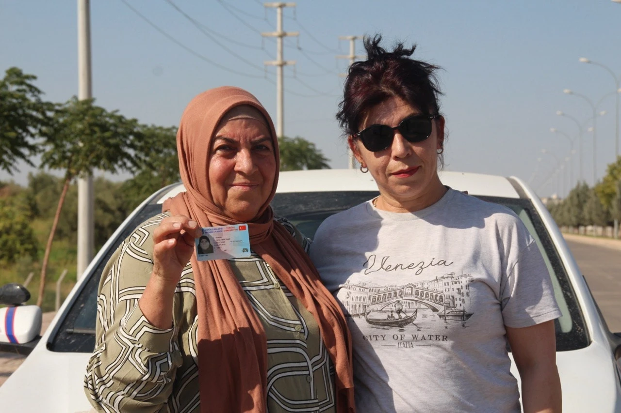 Torununu sınava götürdü, kendisi ehliyet sahibi oldu
