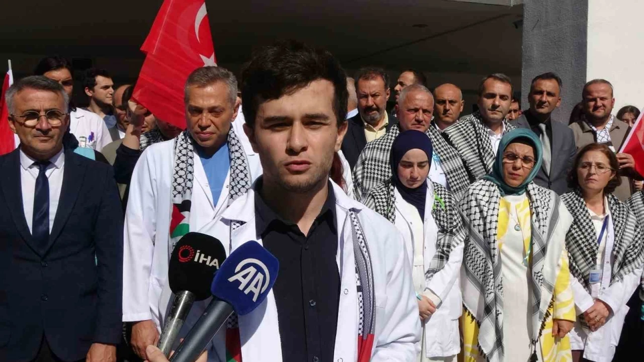 Trabzon’da doktor adaylarından &quot;Hayat Kurtaran Eller Gazze’deki Katliama Susamaz&quot; protestosu
