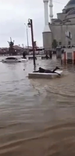 Trabzon’da göle dönen yolda yatak sefası