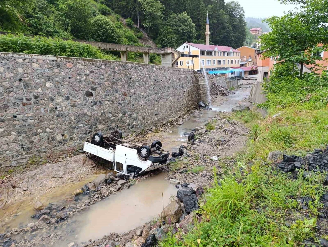Trabzon’da kamyonet dereye uçtu: 2 yaralı

