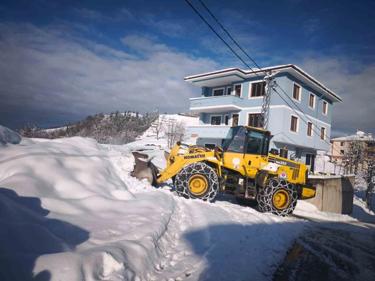 Trabzon&rsquo;da karla m&uuml;cadele &ccedil;alışmaları s&uuml;r&uuml;yor
