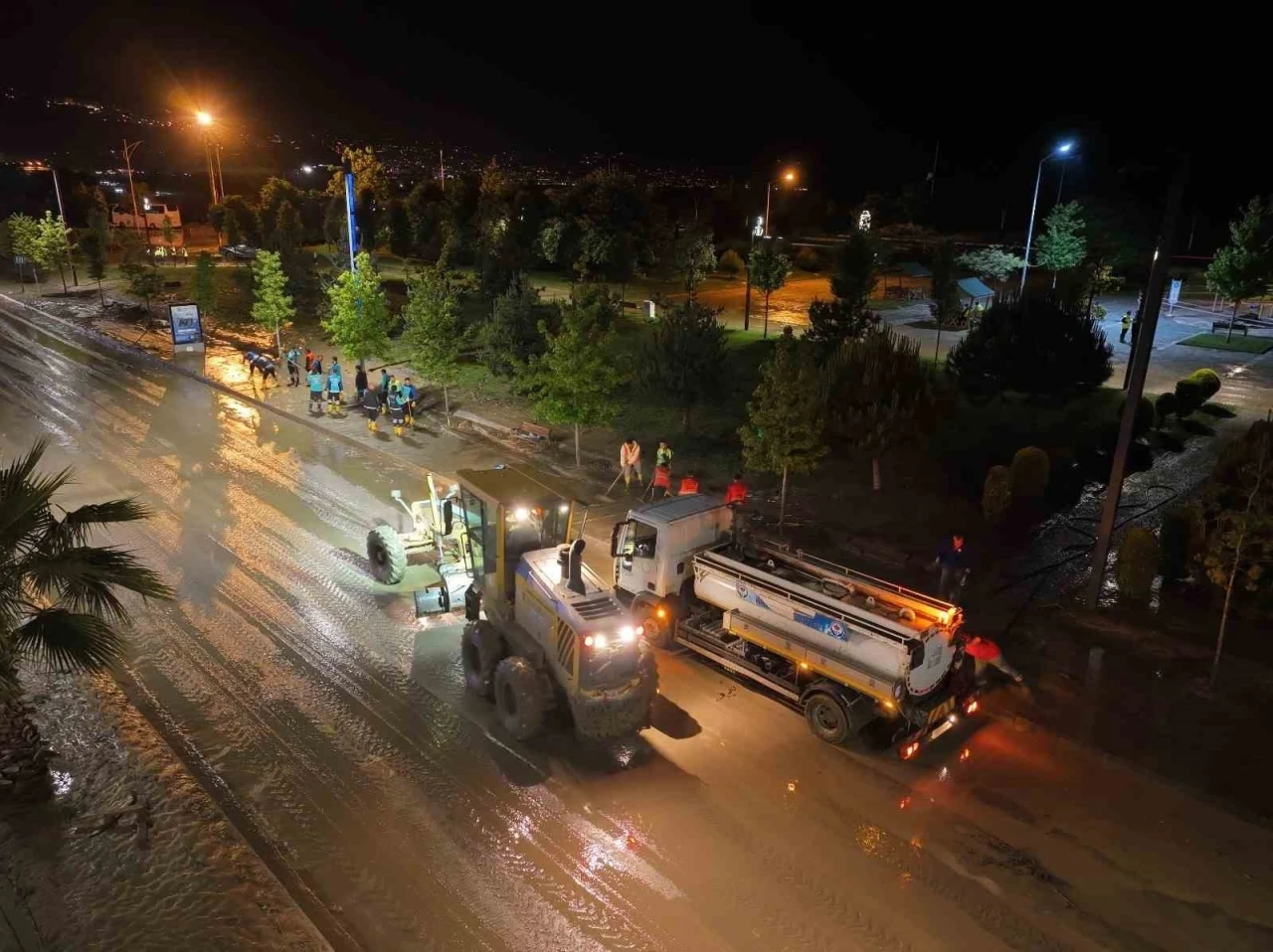 Trabzon’da sel ve su baskınları sonrası temizlik çalışmaları gecede sürüyor
