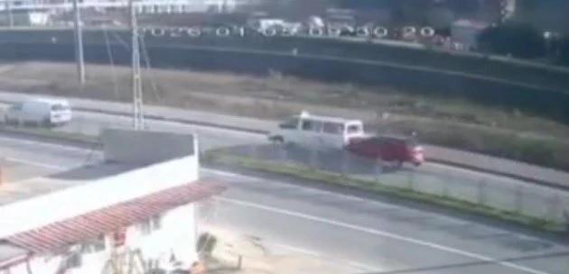 Trabzon&rsquo;da yolcu indiren dolmuşa arkadan gelen otomobil &ccedil;arptı: 3 yaralı
