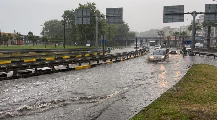 Trabzon şehir merkezi yağmura teslim oldu
