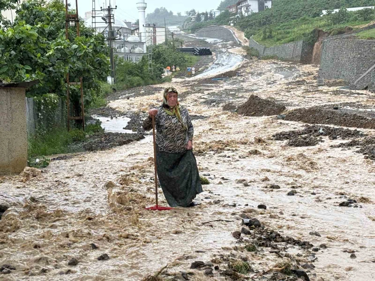 Trabzon şehir merkezinde yollar dereye döndü
