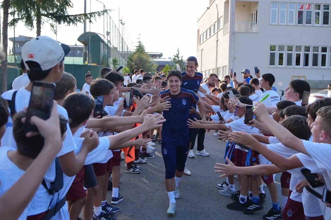 Trabzonspor&rsquo;da Aral Şimşir ilk antrenmanına &ccedil;ıktı
