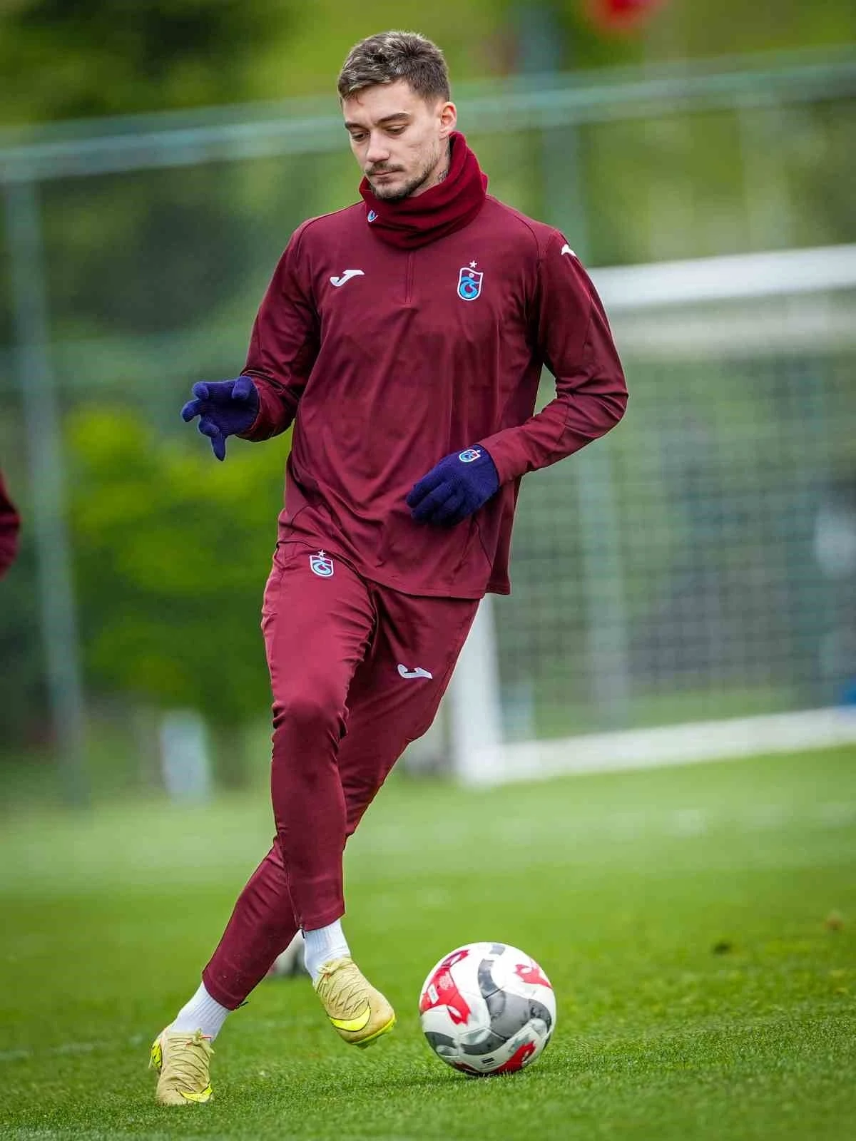Trabzonspor, Ernest Mu&ccedil;i ile 3+1 yıllık s&ouml;zleşme imzaladı
