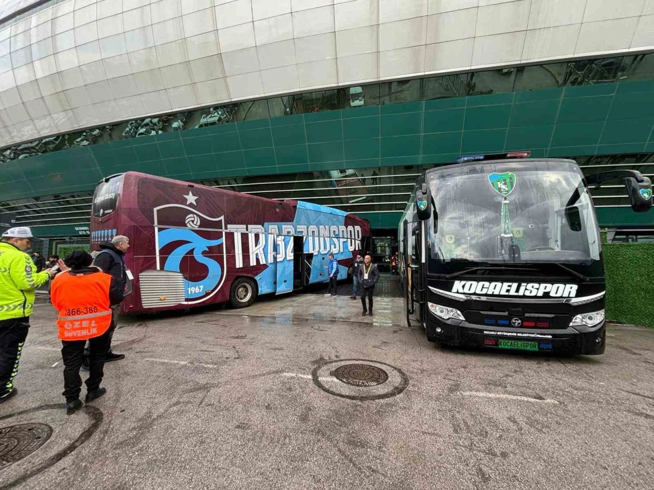 Trabzonspor ve Kocaelispor, stadyuma giriş yaptı
