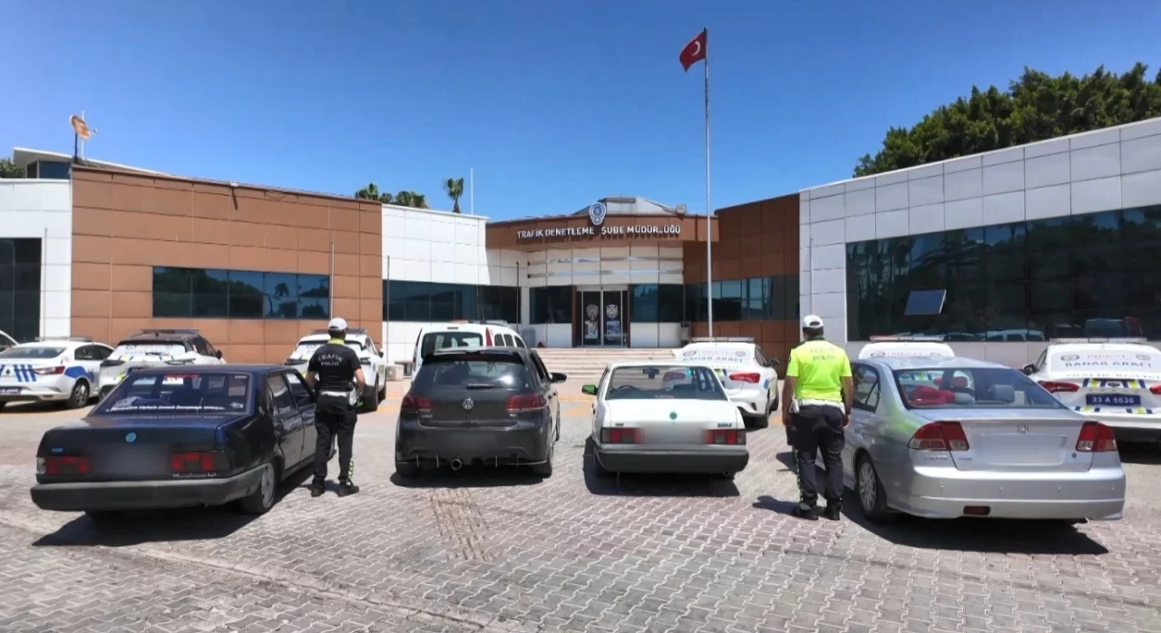 Trafiği kapatıp drift atanlara 52 bin TL ceza
