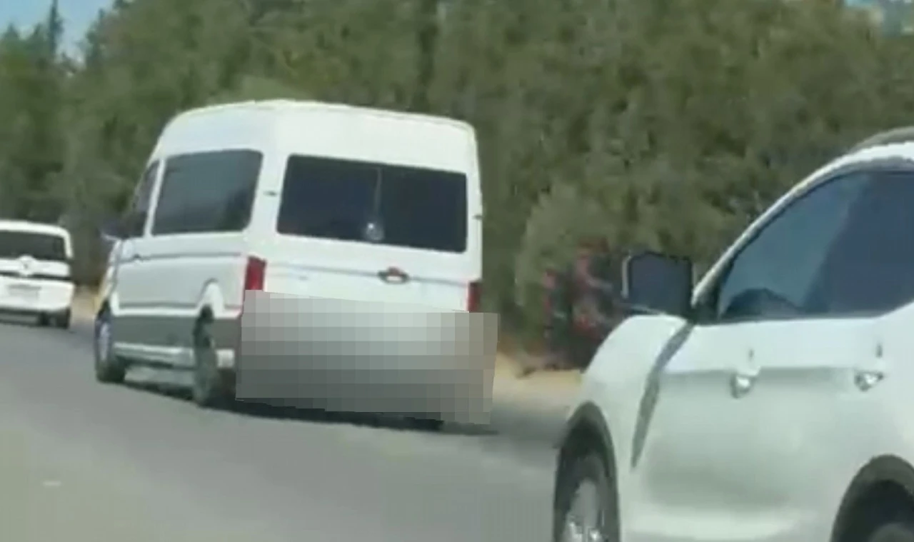 Trafiği tehlikeye d&uuml;ş&uuml;ren minib&uuml;s s&uuml;r&uuml;c&uuml;s&uuml; sanal devriyeye takıldı
