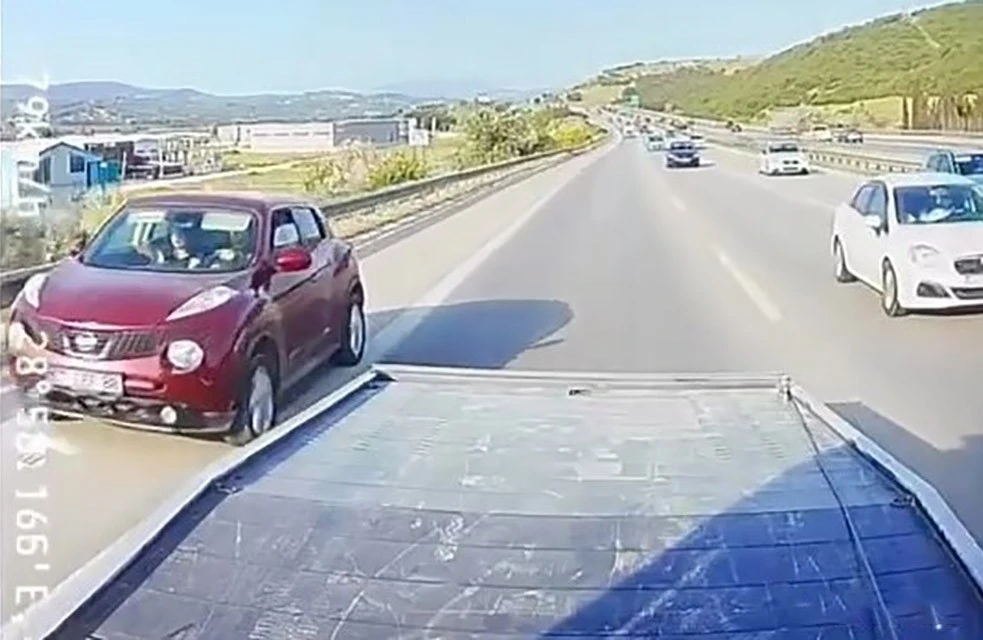 Trafiği tehlikeye düşürün sürücü kameraya böyle yakalandı
