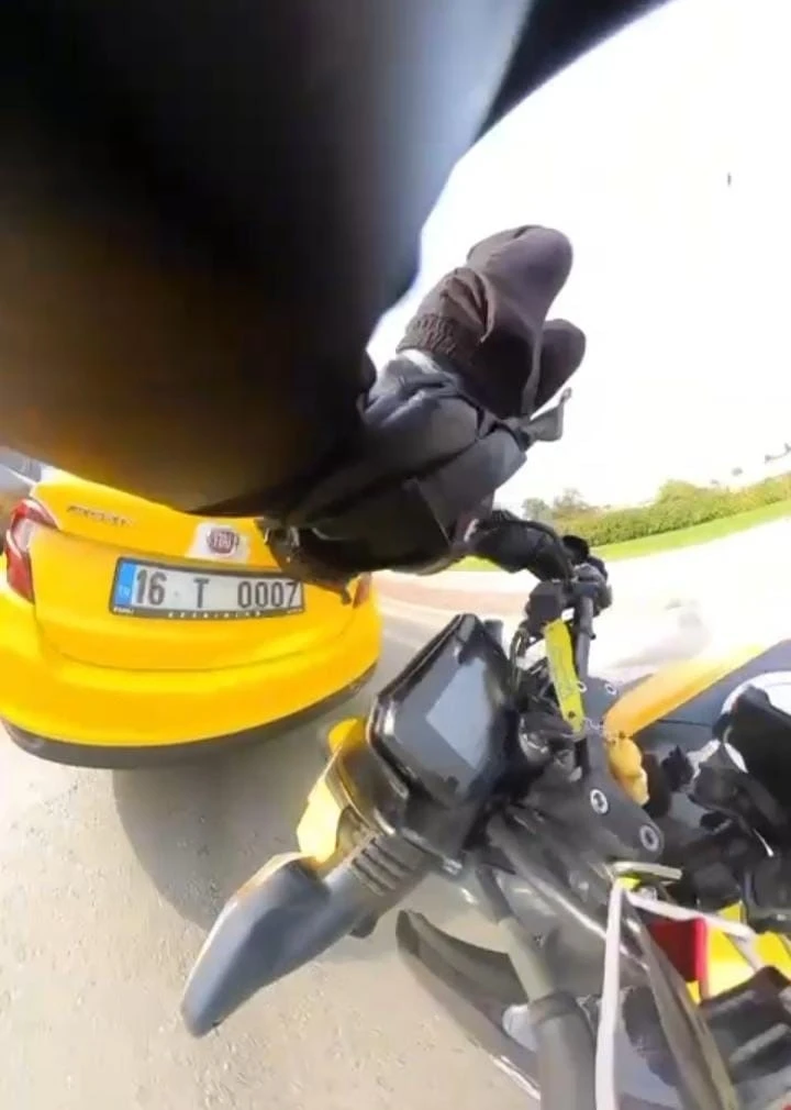 Trafiğin sıkıştığını görmeyen motosikletli, önünde duran taksiye çarptı
