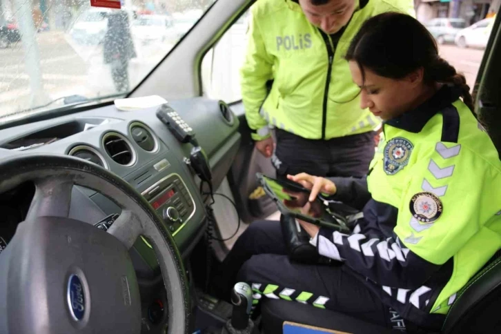 Trafik denetiminde kurallara uymayan s&uuml;r&uuml;c&uuml;lere 271 bin 137 TL para cezası kesildi
