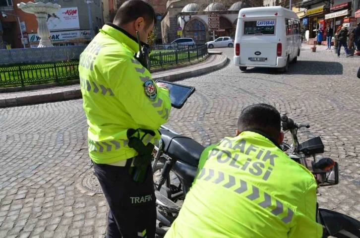 Trafik denetiminde s&uuml;r&uuml;c&uuml;lere 326 bin 845 TL para cezası
