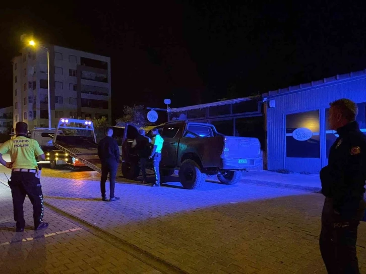 Trafik ekiplerinden ka&ccedil;an s&uuml;r&uuml;c&uuml; l&uuml;ks kamyoneti bırakıp gitti
