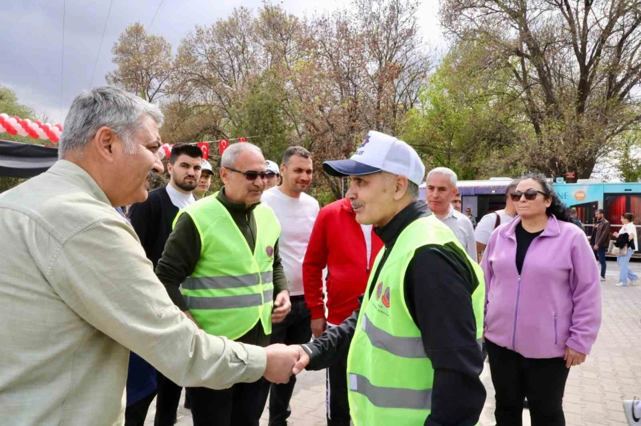 Trafik güvenliği için motosiklet sürücülerine sarı yelekler hediye edildi
