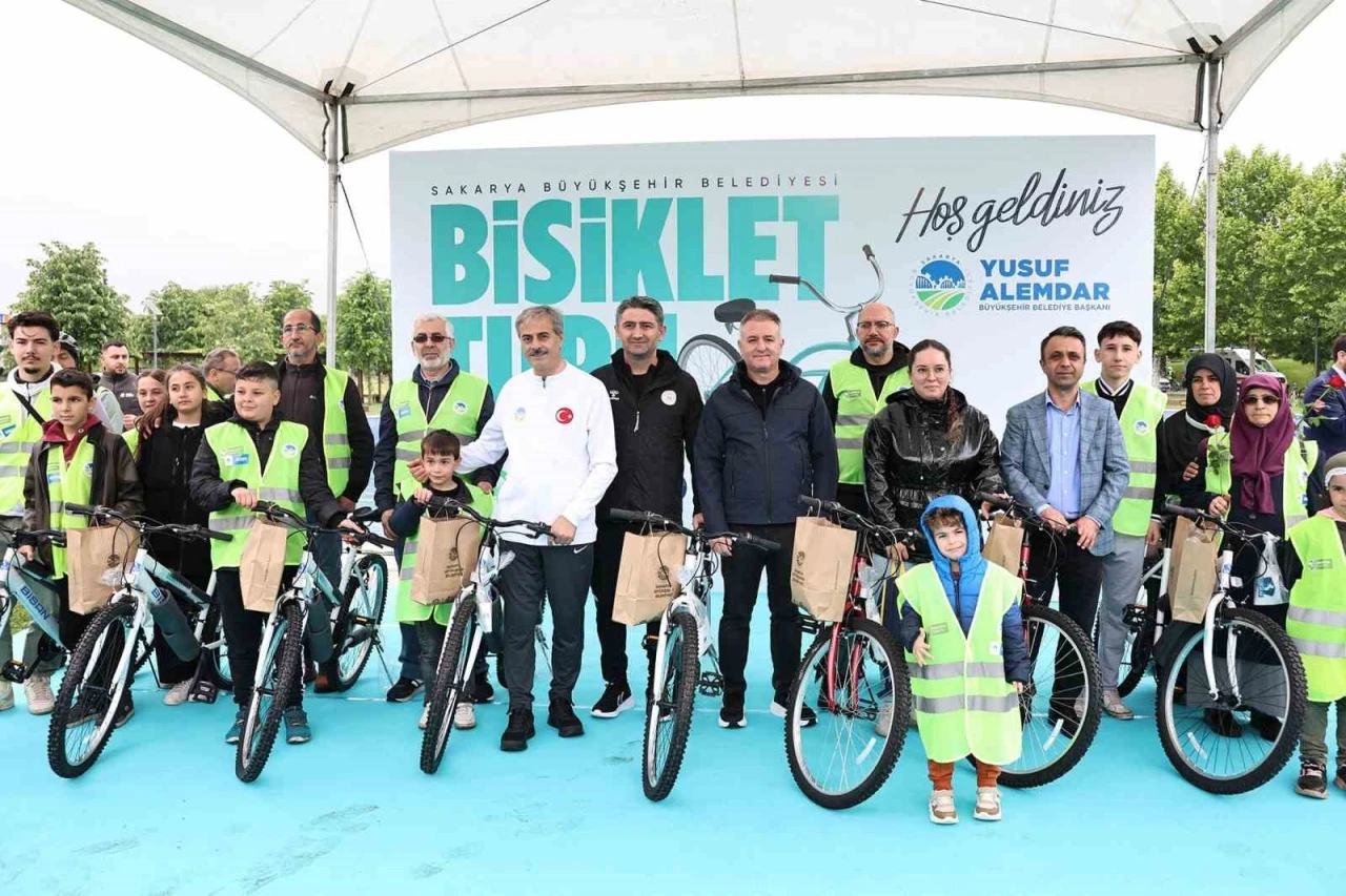Trafik Haftası’nda Başkan Alemdar, 10 kişiye bisiklet ve kask hediye etti
