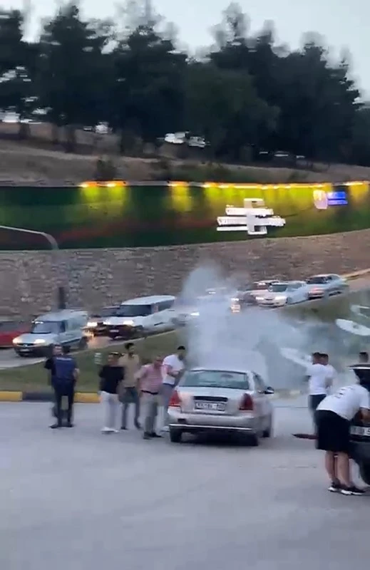Trafik ışıklarında bekleyen otomobilden dumanlar y&uuml;kseldi
