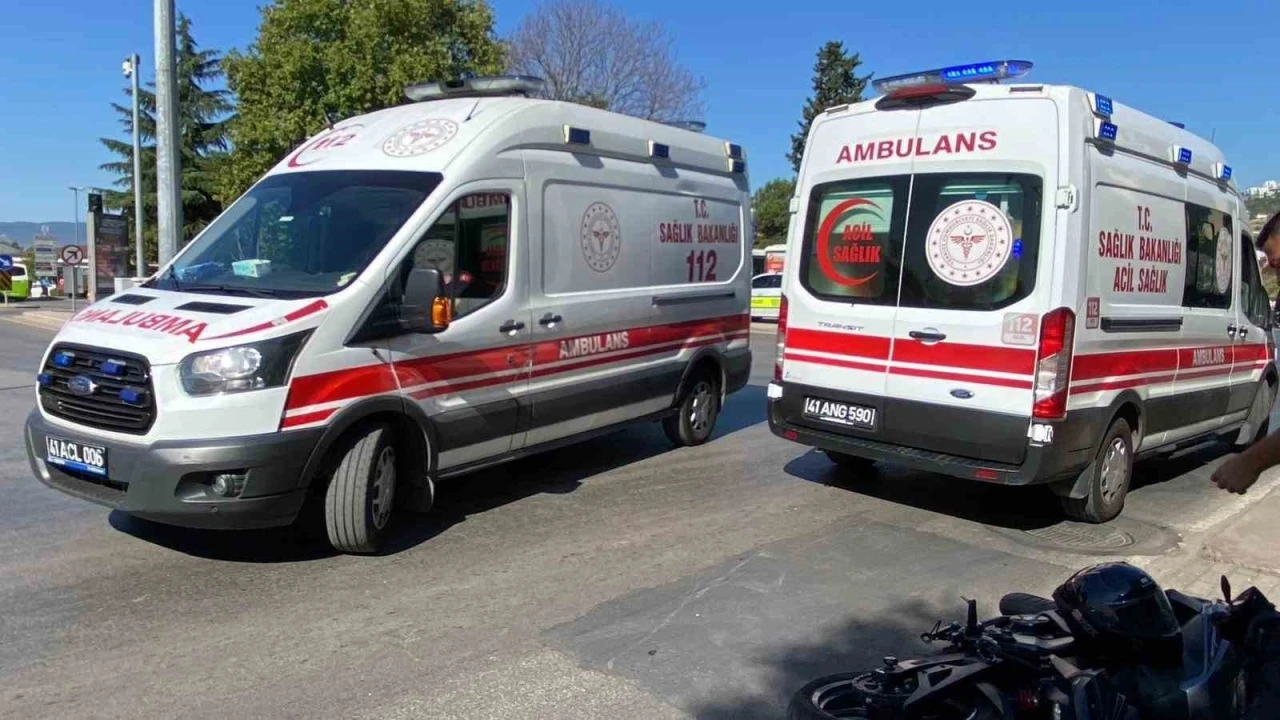 Trafik ışıklarındaki yayaya motosiklet çarptı: Sürücü ve yaya yaralı
