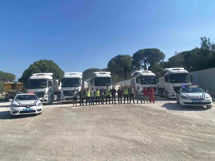 Trafik jandarması kamyon ve çekici şoförlerini bilgilendirdi