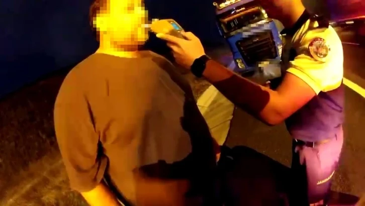 Trafik jandarmasından şof&ouml;re &rsquo;Tik Tok&rsquo; cezası
