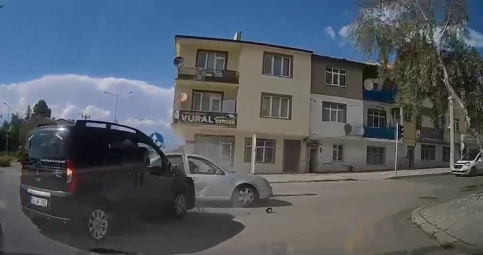 Trafik kazası anbean ara&ccedil; kamerasında
