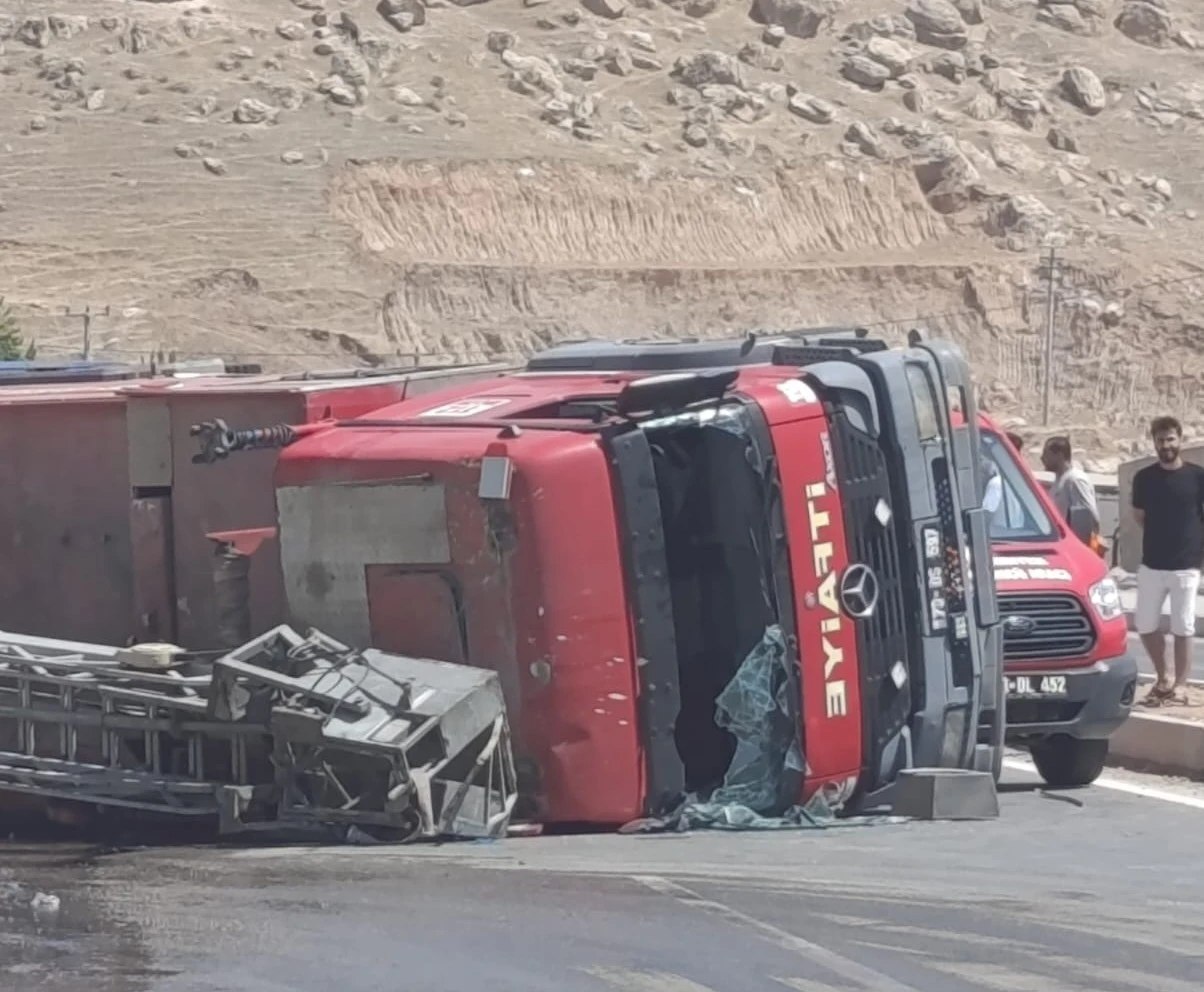 Trafik kazası geçiren itfaiye erleri yaralı halde yangına müdahale etti
