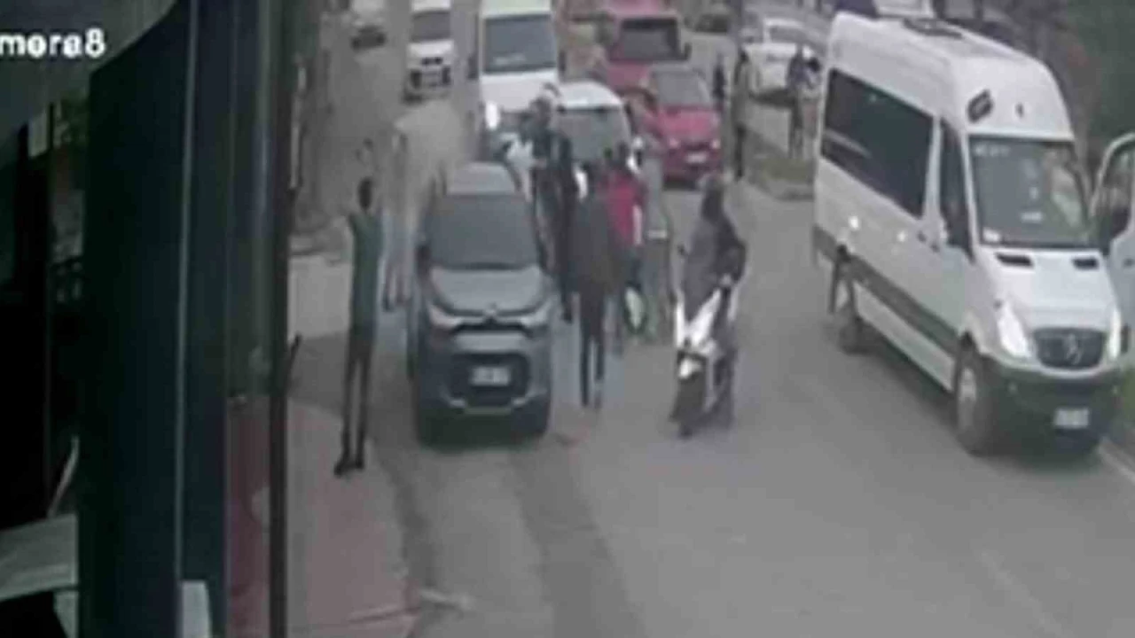 Trafik kazası sonrası &ccedil;ıkan kavgaya tazyikli su m&uuml;dahalesi
